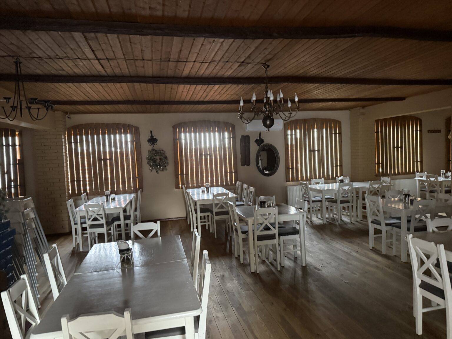 Sala restauracji Gospoda u Chłopa we Władysławowie