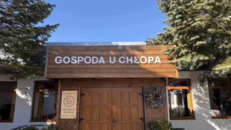 Wejście do Gospody u Chłopa przy ul. Portowej 15
